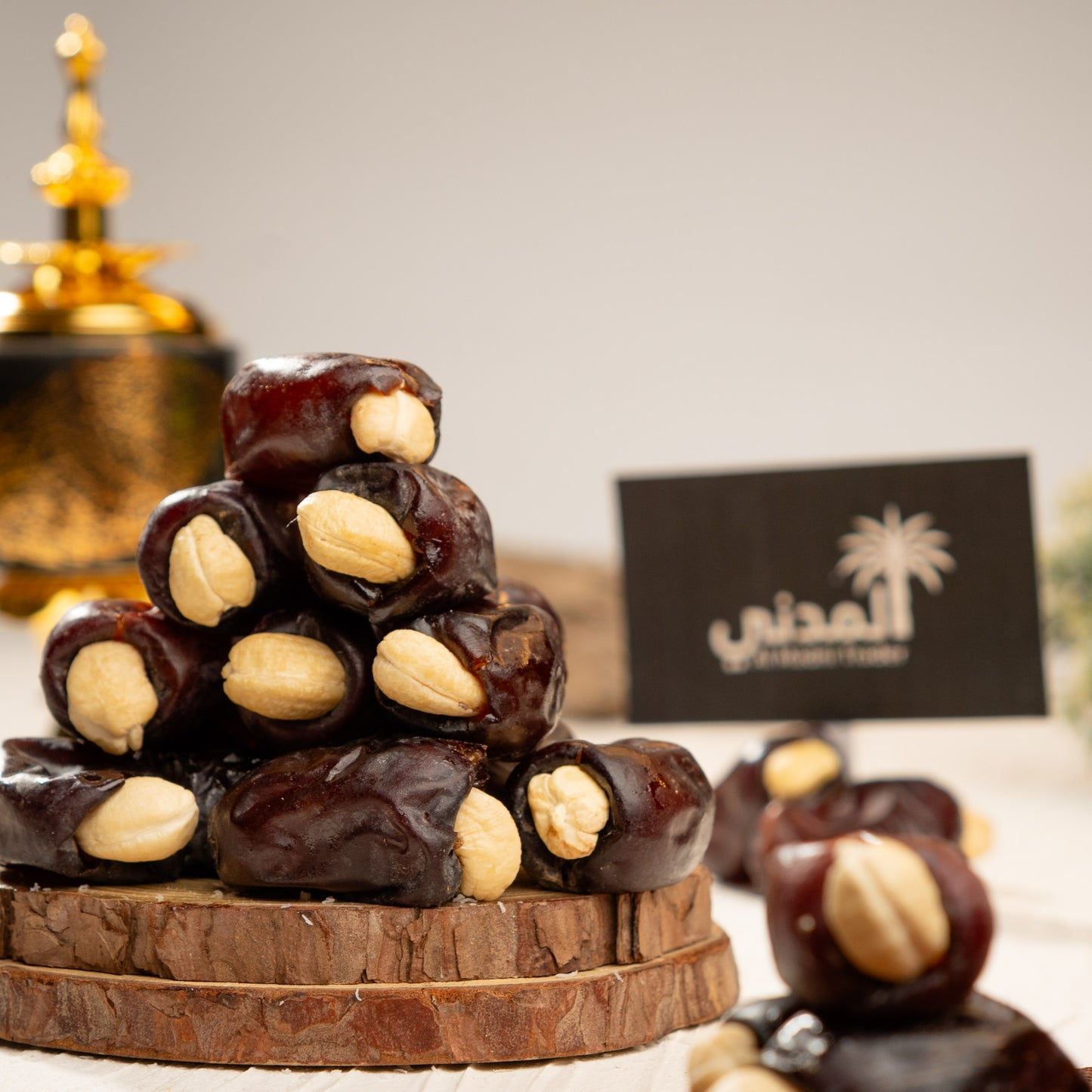 Black Assorted Dates (Cashew)