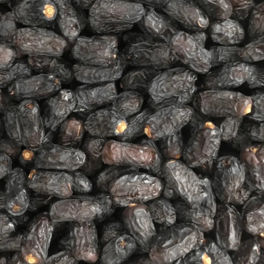 kalmi/Qalmi Dates spread out in a cart, highlighting their distinctive wrinkled appearance